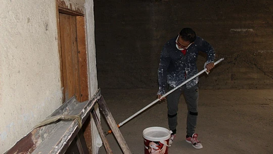 Gündüz boya badana, gece spor yaparak vücut geliştirme şampiyonu oldu