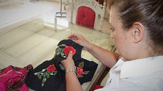 Gündüz hasta bakıyor akşam tasarım yapıyor