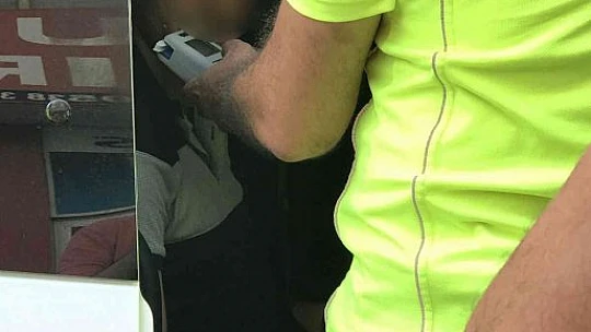 Gündüz vakti zil zurna sarhoş olan sürücü yayaya çarptı