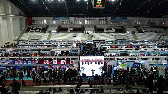Güneydoğu Kariyer Fuarı'na binlerce öğrenci akın etti