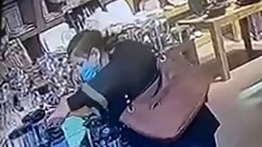 Güvenlik kamerasını görmesine rağmen hırsızlık yapan kadının pişkinliği pes dedirtti