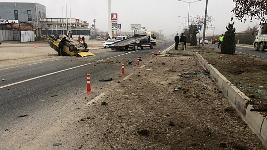 Hafif ticari araç, refüje çarparak takla attı