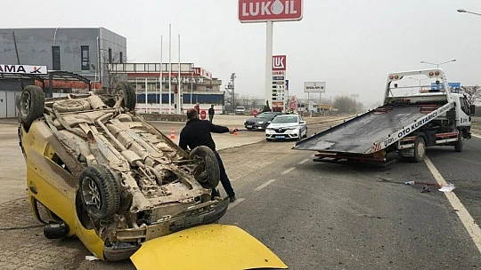 Hafif ticari araç, refüje çarparak takla attı