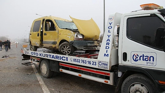 Hafif ticari araç, refüje çarparak takla attı