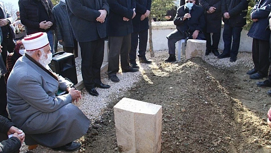 Hafız Abdullah Nazırlı'nın kabri ziyaretçi akınına uğradı