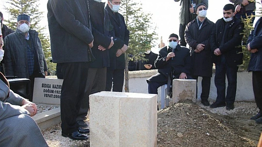 Hafız Abdullah Nazırlı'nın kabri ziyaretçi akınına uğradı