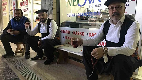 Haftanın bir günü yöresel kıyafetlerle müşterilerin karşısına çıkıyorlar