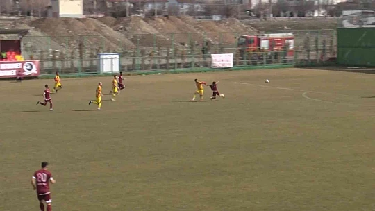 Hakemin verdiği kararlar taraftara saç baş yoldurdu