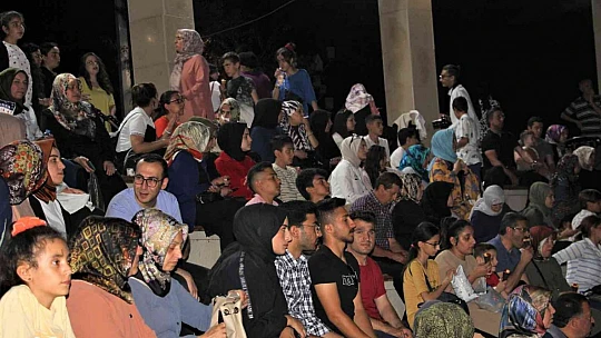 Halk Eğitim Merkezi korosu, kürsübaşı konserinde seslendirdikleri eserlerle kulakların pasını sildi