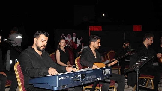 Halk Eğitim Merkezi korosu, kürsübaşı konserinde seslendirdikleri eserlerle kulakların pasını sildi