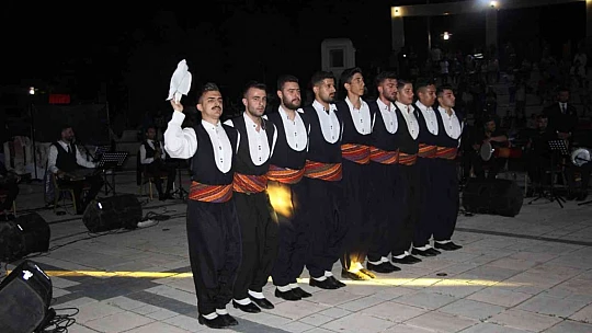 Halk Eğitim Merkezi korosu, kürsübaşı konserinde seslendirdikleri eserlerle kulakların pasını sildi