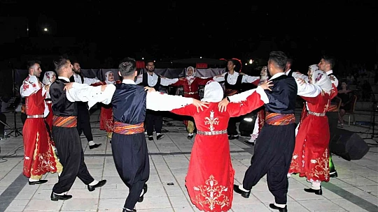 Halk Eğitim Merkezi korosu, kürsübaşı konserinde seslendirdikleri eserlerle kulakların pasını sildi
