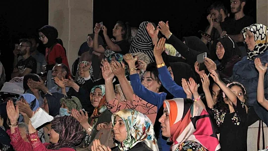 Halk Eğitim Merkezi korosu, kürsübaşı konserinde seslendirdikleri eserlerle kulakların pasını sildi