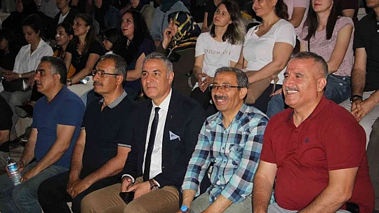 Halk Eğitim Merkezi korosu, kürsübaşı konserinde seslendirdikleri eserlerle kulakların pasını sildi