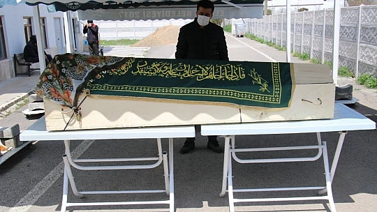 Hamile anne ve 2 yaşındaki oğlu aynı tabutta son yolculuğuna uğurlandı