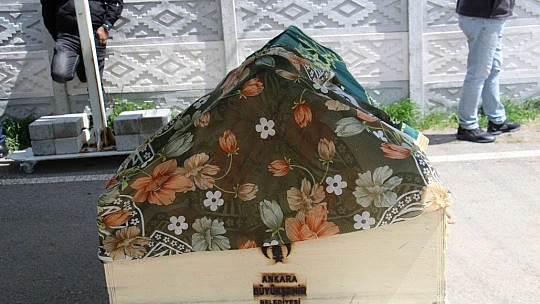 Hamile anne ve 2 yaşındaki oğlu aynı tabutta son yolculuğuna uğurlandı