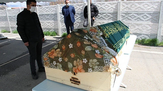 Hamile anne ve 2 yaşındaki oğlu aynı tabutta son yolculuğuna uğurlandı