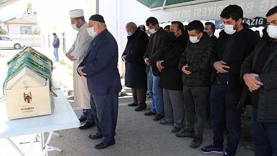 Hamile anne ve 2 yaşındaki oğlu aynı tabutta son yolculuğuna uğurlandı