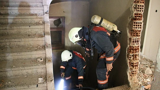 Hasarlı binanın bodrum katı yandı