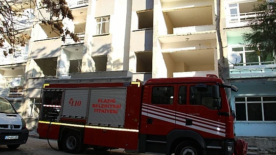 Hasarlı binanın bodrum katı yandı