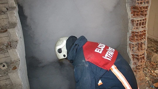 Hasarlı binanın bodrum katı yandı