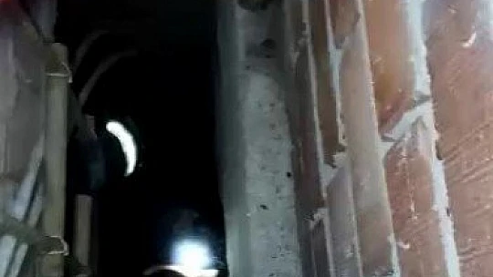 Havalandırma boşluğuna düşen kediyi itfaiye kurtardı