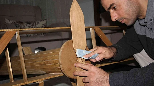 Hayali için evini atölyeye çevirdi, maket uçak yapmaya başladı