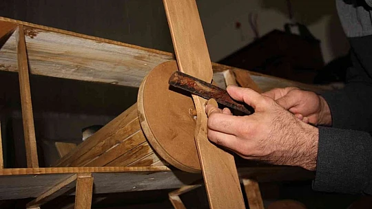 Hayali için evini atölyeye çevirdi, maket uçak yapmaya başladı