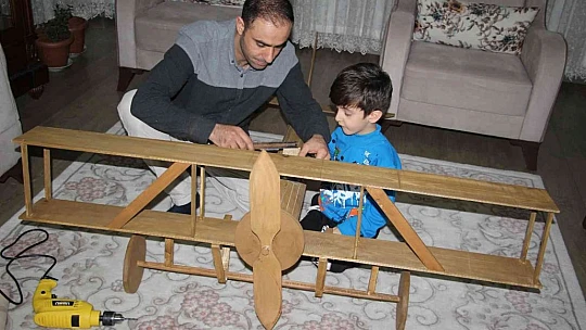 Hayali için evini atölyeye çevirdi, maket uçak yapmaya başladı
