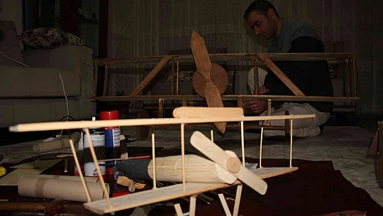 Hayali için evini atölyeye çevirdi, maket uçak yapmaya başladı