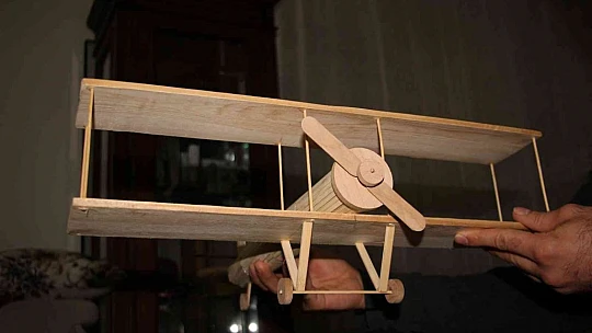 Hayali için evini atölyeye çevirdi, maket uçak yapmaya başladı