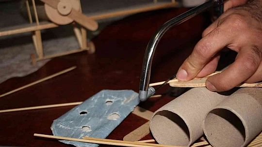 Hayali için evini atölyeye çevirdi, maket uçak yapmaya başladı