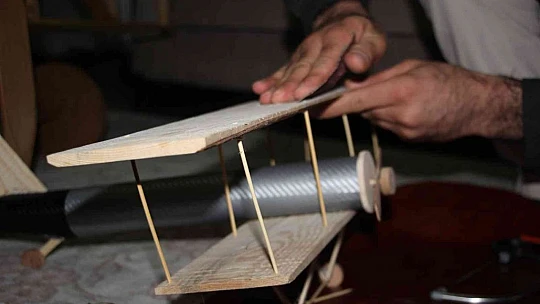 Hayali için evini atölyeye çevirdi, maket uçak yapmaya başladı