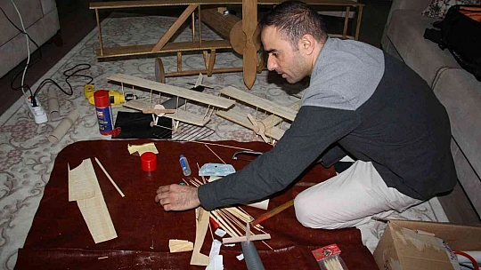 Hayali için evini atölyeye çevirdi, maket uçak yapmaya başladı