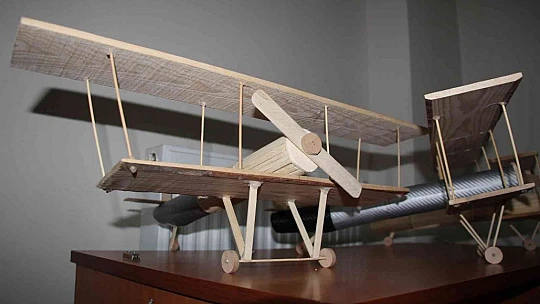 Hayali için evini atölyeye çevirdi, maket uçak yapmaya başladı