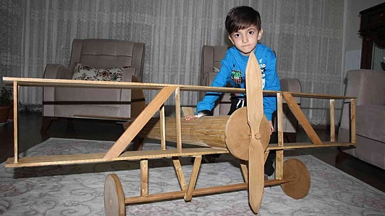 Hayali için evini atölyeye çevirdi, maket uçak yapmaya başladı