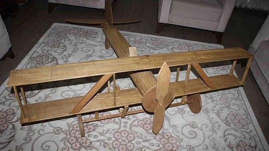 Hayali için evini atölyeye çevirdi, maket uçak yapmaya başladı