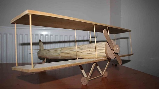 Hayali için evini atölyeye çevirdi, maket uçak yapmaya başladı