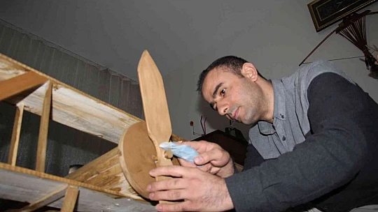 Hayali için evini atölyeye çevirdi, maket uçak yapmaya başladı