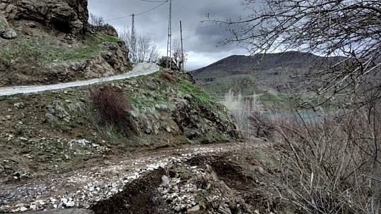 Heyelan nedeniyle kapanan köy yolu, ulaşıma açıldı