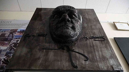 Heykel sanatçısı Keçeci 2 bin endüstriyel atıktan Atatürk portesi yaptı