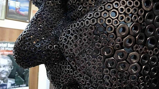 Heykel sanatçısı Keçeci 2 bin endüstriyel atıktan Atatürk portesi yaptı