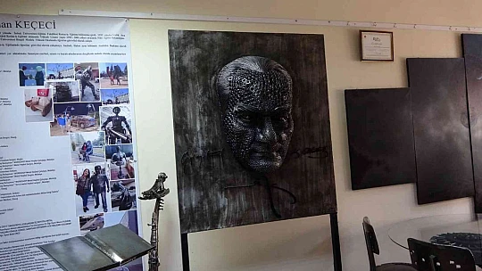 Heykel sanatçısı Keçeci 2 bin endüstriyel atıktan Atatürk portesi yaptı