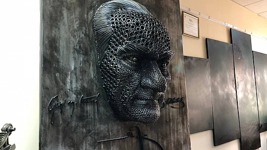 Heykel sanatçısı Keçeci 2 bin endüstriyel atıktan Atatürk portesi yaptı