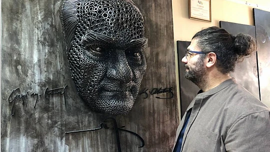 Heykel sanatçısı Keçeci 2 bin endüstriyel atıktan Atatürk portesi yaptı