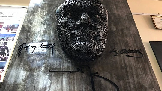 Heykel sanatçısı Keçeci 2 bin endüstriyel atıktan Atatürk portesi yaptı