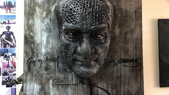 Heykel sanatçısı Keçeci 2 bin endüstriyel atıktan Atatürk portesi yaptı