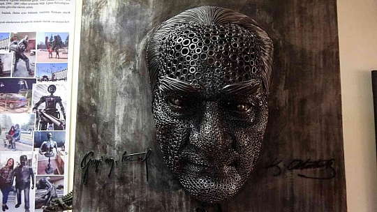 Heykel sanatçısı Keçeci 2 bin endüstriyel atıktan Atatürk portesi yaptı