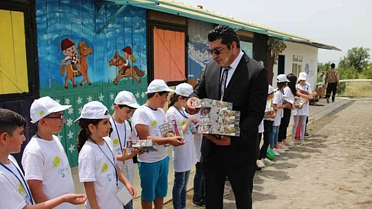 Hipodromda piknik yapan ve atlara binen çocuklar doyasıya eğlendi