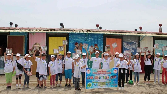 Hipodromda piknik yapan ve atlara binen çocuklar doyasıya eğlendi